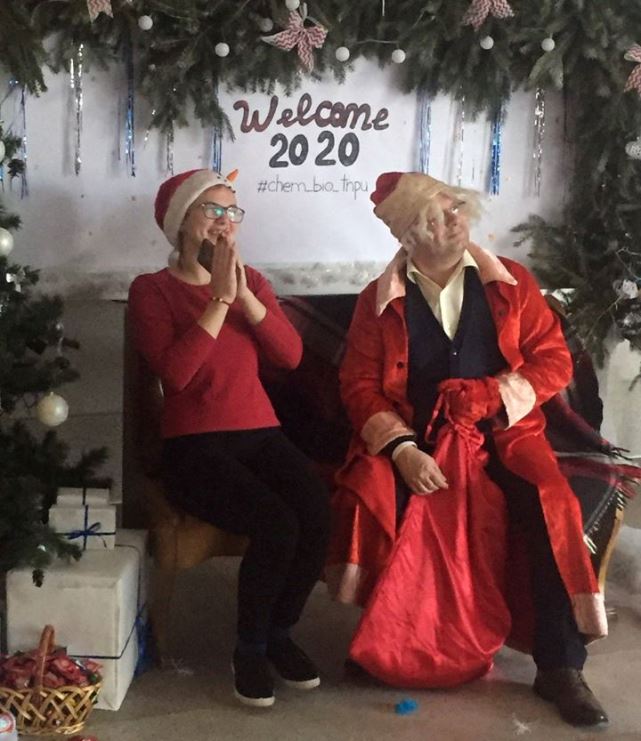 Святий Миколай роздає подаруночки